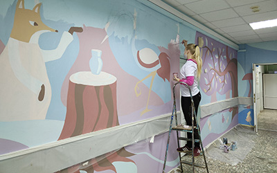 Молодые художники ОмГПУ продолжают преображать стены детской больницы