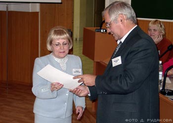 Директор Омского ЦКТО М.П.Лапчик вручает диплом третьей степени Л.Н.Игнатьевой