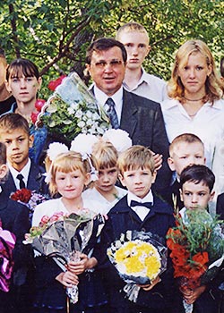 Олег Николаевич Смолин в окружении школьников