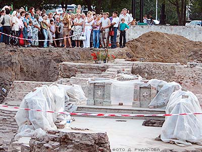 Общий вид раскопок Успенского кафедрального собора в Омске и экскурсия (лето 2005 года)